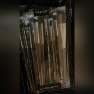 Makeup brushes